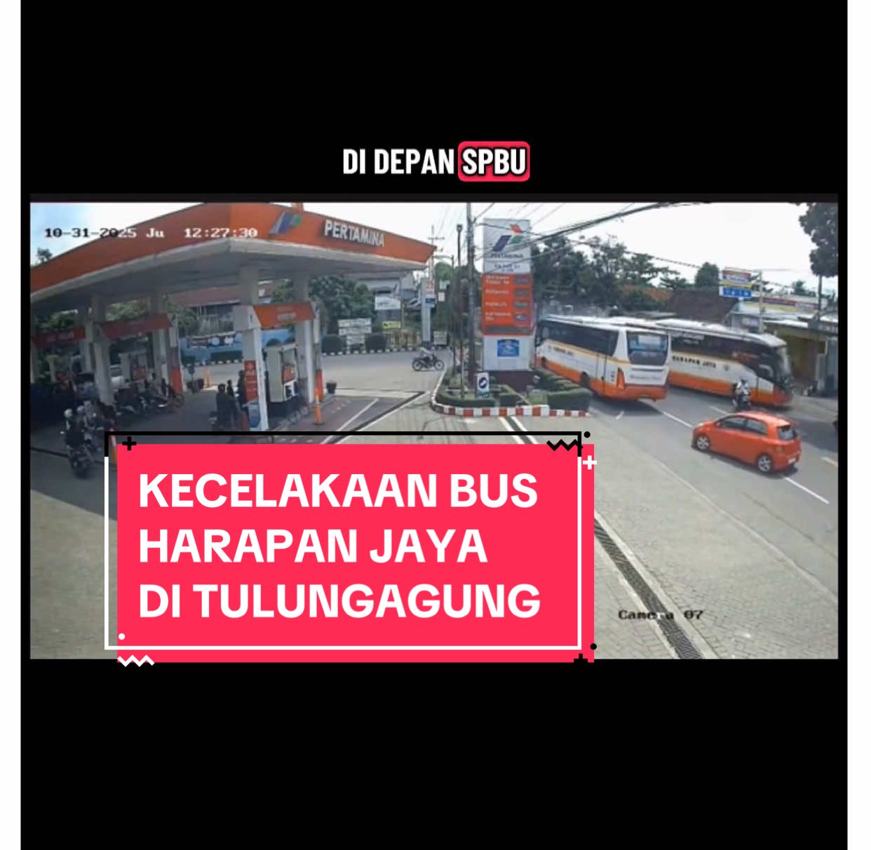 Kecelakaan maut di Tulungagung! 🚨 Bus Harapan Jaya kehilangan kendali, dua pemotor tewas di lokasi, satu kritis. Lokasi: Jalan Pahlawan, depan SPBU Rejoagung, Kedungwaru, Tulungagung — Jumat, 31 Oktober 2025 pukul 12.27 WIB. #busharapanjaya #kecelakaantulungagung #beritaviral #kecelakaanmaut #lakalantas  