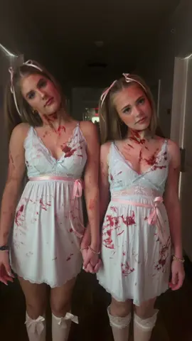 run @kaylee shea🍓 #halloween #theshining #fyp #twin 