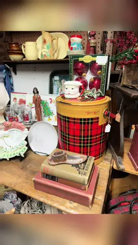 Booth is full on vintage Christmas and rustic home deco and so much more. #fyp #christmasdecor #vintage #rusticdecor #booth 
