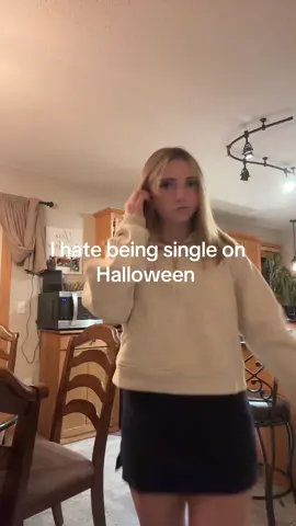 No matching costumes and movies 🥲 #single #halloween #relatable 