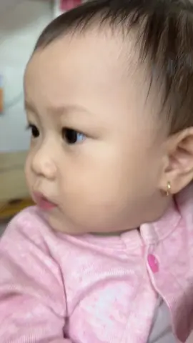 Lần đầu tiên ẻm không khóc không mếu tự theo cô khi cô đón 🥰 Đấy ngoan như thế xứng đáng được đi học thứ 7 phải khum cô chú ? 😁