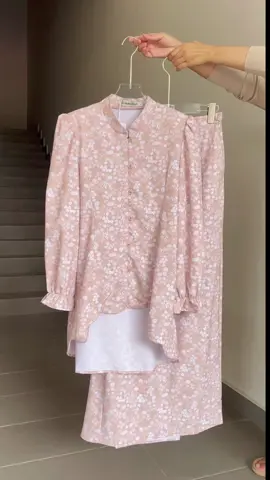 Cantik menawan baju kurung ni sis. Warna pun lembut je. 😍✨ #ootdmalaysia #simpleoutfit #bajucantik #youmilier #malaysiatiktok 