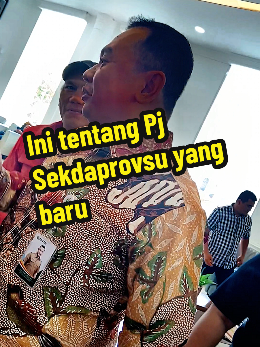 “Banyak yang penasaran siapa bakal jadi Sekda Sumut berikutnya... Tapi Kepala BKD Sumut, Sultan Talang Lubis, tetap tenang. Ia bilang, ‘tunggu saja keputusan Gubernur, itu kewenangan beliau.’ Sikap ini bukan diam, tapi bentuk profesionalitas dan loyalitas ASN sejati — menghormati garis komando dan menjaga etika birokrasi.” #InfoSumut #BKDSumut #BobbyNasution #ASNProfesional #SumutHebat 