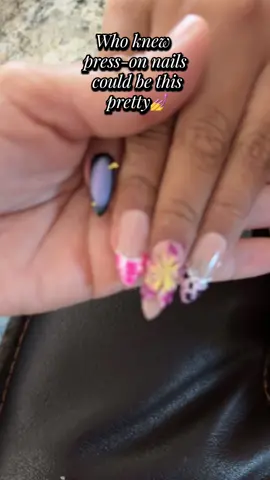 #PressOnNails #FloralNails #VacationVibes #HandcraftedBeauty #ReusableNails