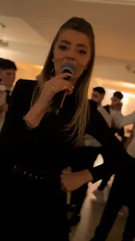 Așa e doamnelor? #alexandracret #live #formatiaalexandracret #viral #party 