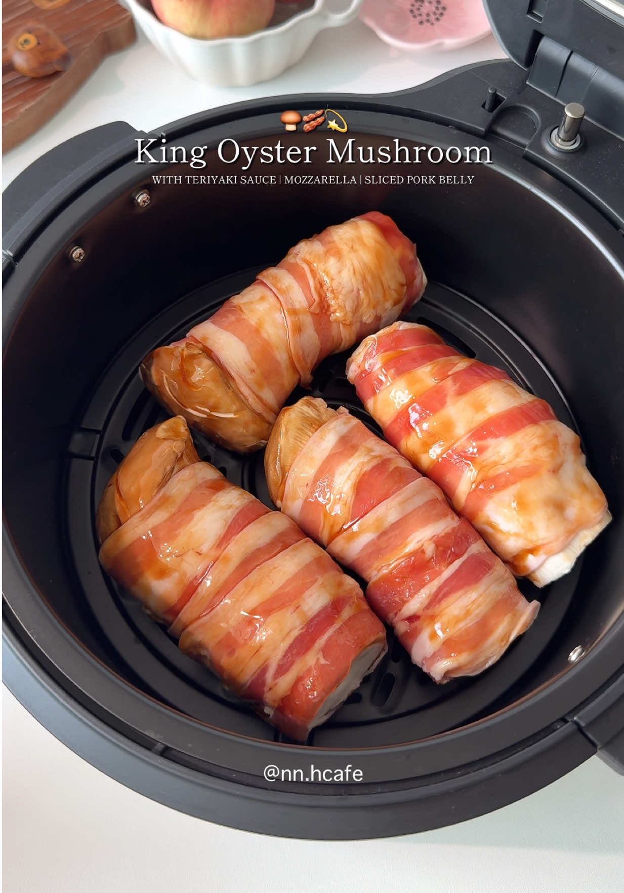 เห็ดย่างซอสเทอริยากิ 🍄‍🟫🥂🫶🏻 เห็ดย่างฉ่ำๆ ชีสยืด กับสามชั้นเกรียมๆ จิ้มกับสลัดครีมซีฟู้ดนัวๆ อร่อย 🥹💫 ส่วนผสมเห็ดย่าง 1. เห็ดออรินจิ 2. มอสซาเรลล่าชีส 3. สามชั้นสไลด์ 4. ซอสเทอริยากิ ส่วนผสมสลัดครีมซีฟู้ด 1. โหระพา 2. ผักชี 3. พริกขี้หนูสวน 4. กระเทียม 5. น้ำตาลมะพร้าว 6. ผงปรุงรส 7. น้ำปลา 8. น้ำมะนาว 9. สลัดครีมลดไขมันและน้ำตาล 50% ตราคิวพี @KEWPIE THAILAND  #อร่อยทุกเมนูสลัด #สลัดครีมคิวพี #kewpiethailand #EverydaywithKEWPIE #easycooking