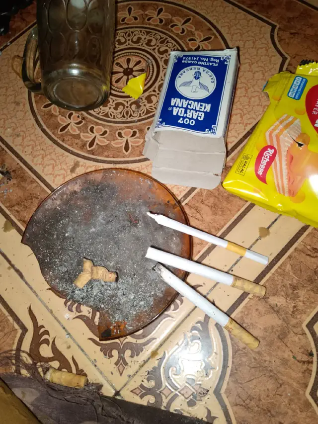 resep martabak manis Bahan   250 gr tepung terigu protein sedang   75 gr gula pasir   ½ sdt garam   ½ sdt baking powder   ¼ sdt soda kue   1 butir kuning telur   320 ml air   ½ sdt vanila cair   Margarin/mentega untuk olesan   Topping: keju, meses, susu kental manis.        Langkah   1. Campur bahan kering: Tepung, gula, garam, baking powder, dan soda kue.      2. Tambahkan cairan: Masukkan kuning telur, vanila, dan sebagian air. Aduk hingga halus.      3. Istirahatkan adonan: Diamkan selama 1 jam agar adonan bersarang sempurna.      4. Masak di teflon: Panaskan teflon tanpa minyak, tuang adonan, masak dengan api sedang hingga muncul gelembung. Kecilkan api, taburi gula, tutup, dan masak hingga matang.      5. Tambahkan topping: Oles margarin, tambahkan keju, meses, dan susu kental manis saat martabak masih panas.        Tips   Pastikan teflon benar-benar panas sebelum menuang adonan.      Jangan terlalu banyak mengaduk adonan agar tekstur tetap lembut.      Gunakan takaran bahan yang tepat untuk hasil maksimal. #❤️💛💚 #fyp 