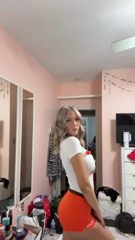 tell your mom you wanna go to hooters😉 #halloweekend #hooters #nightone 