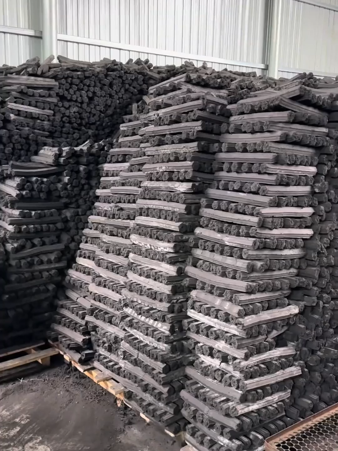 Coal rod machine is a device that compresses loose coal materials such as coal powder and coal fines into rod-shaped fuel, with the core used for coal resource recycling and clean combustion.#coalbriquettemachine#Coalpowderrodmakingmachine#Coalrodformingmachine#spiralcoalrodextruder #Cokerodmakingmachine