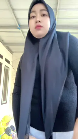 Emak emak antar anak 