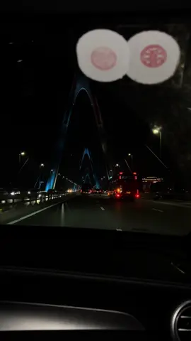 Nuối tiếc lớn nhất trong đời chính là dễ dàng buông bỏ điều không nên từ bỏ, nhưng lại cố chấp níu giữ điều không nên giữ.. 