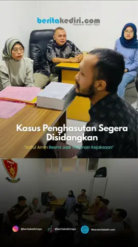 Proses hukum terhadap Saiful Amin, tersangka dalam dugaan kasus penghasutan aksi demonstrasi yang berakhir rusuh di Kediri pada 30 Agustus lalu, kini memasuki babak baru. Setelah berkas perkaranya dinyatakan lengkap atau P21 oleh Jaksa Penuntut Umum (JPU) Kejaksaan Negeri Kota Kediri, penyidik Satreskrim Polres Kediri Kota resmi melimpahkan tersangka beserta barang bukti ke pihak kejaksaan, Jumat (31/10). Pelimpahan tahap dua ini dilakukan setelah seluruh syarat formil dan materil dinyatakan lengkap oleh JPU. Kegiatan pelimpahan berlangsung sejak pukul 10.30 hingga sekitar pukul 12.00 WIB di Kantor Kejaksaan Negeri Kota Kediri. Baca selengkapnya di : www.beritakediri.com #beritakediriraya #beritakediri #kotakediri #saifulamin #ite 