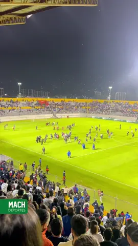 🚨De terror el cierre del SD Quito en este 2025 en la segunda categoría. ❌ Rompieron la puerta de un acceso y los hinchas ingresaron a golpear a todo el mundo! ❌ 🎬 @Paúl López Encalada 