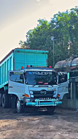 Habis gajihan kita Deco, kita ulah jadi Muezza V2😜 #kuliboy🤙😜🚀  #hino500  #haulingtapin  #haulingbatubara  #driverhaulingkalimantanselatan 