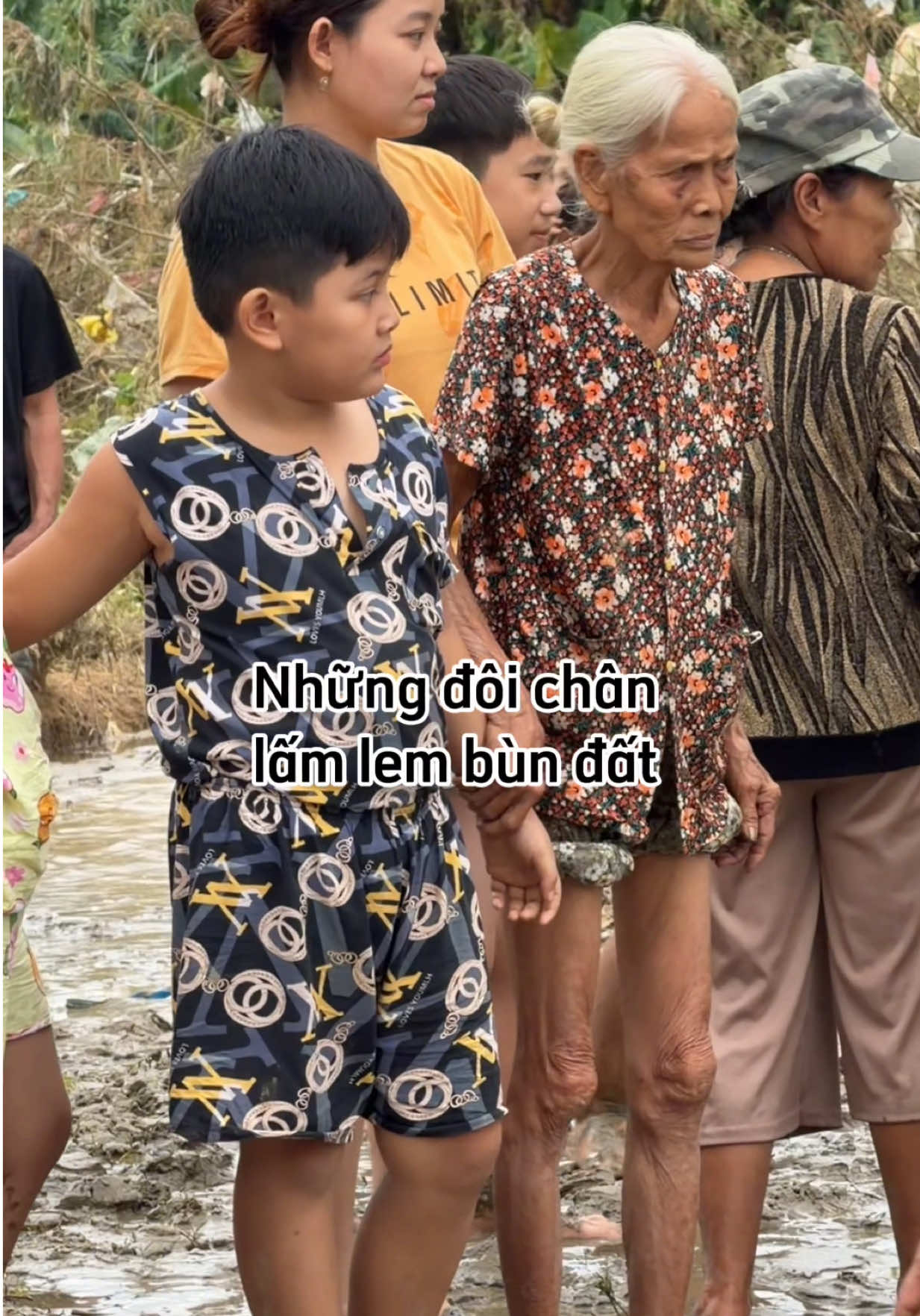 Mong bà con bình an vượt qua bão lũ #phamthoai 