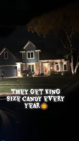 Bigger the house bigger the candy lol #happyhalloween #trickortreat 