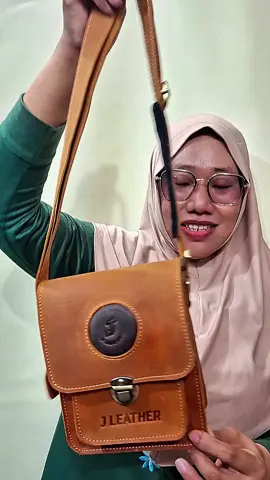 Tas Selempang pria mini Full kulit Asli Keren#taskulit #produklokal #genuineleather #fypシ゚ 