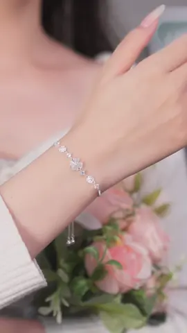 LT0112 mang biểu tượng may mắn cỏ bốn lá, kết hợp đá trắng lấp lánh. Đeo trên tay để luôn cảm thấy bình an và tự tin 🍀 #daychuyenbactlee #lactaybactlee #khuyentaibactlee #trangsuc #tleejewelry 