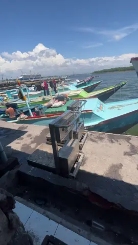 Dermaga mulai sepi kapal satu persatu kapal dari bugis sinjai pada balik #nelayansinjai #pelabuhantanjungbenoa