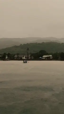 Di bawah hujan, daun yang gugur akan kembali tumbuh. Selamat datang, musim gugur dan musim hujan 🍂💦 #wureh #flotim #nttpride🏝🔥 