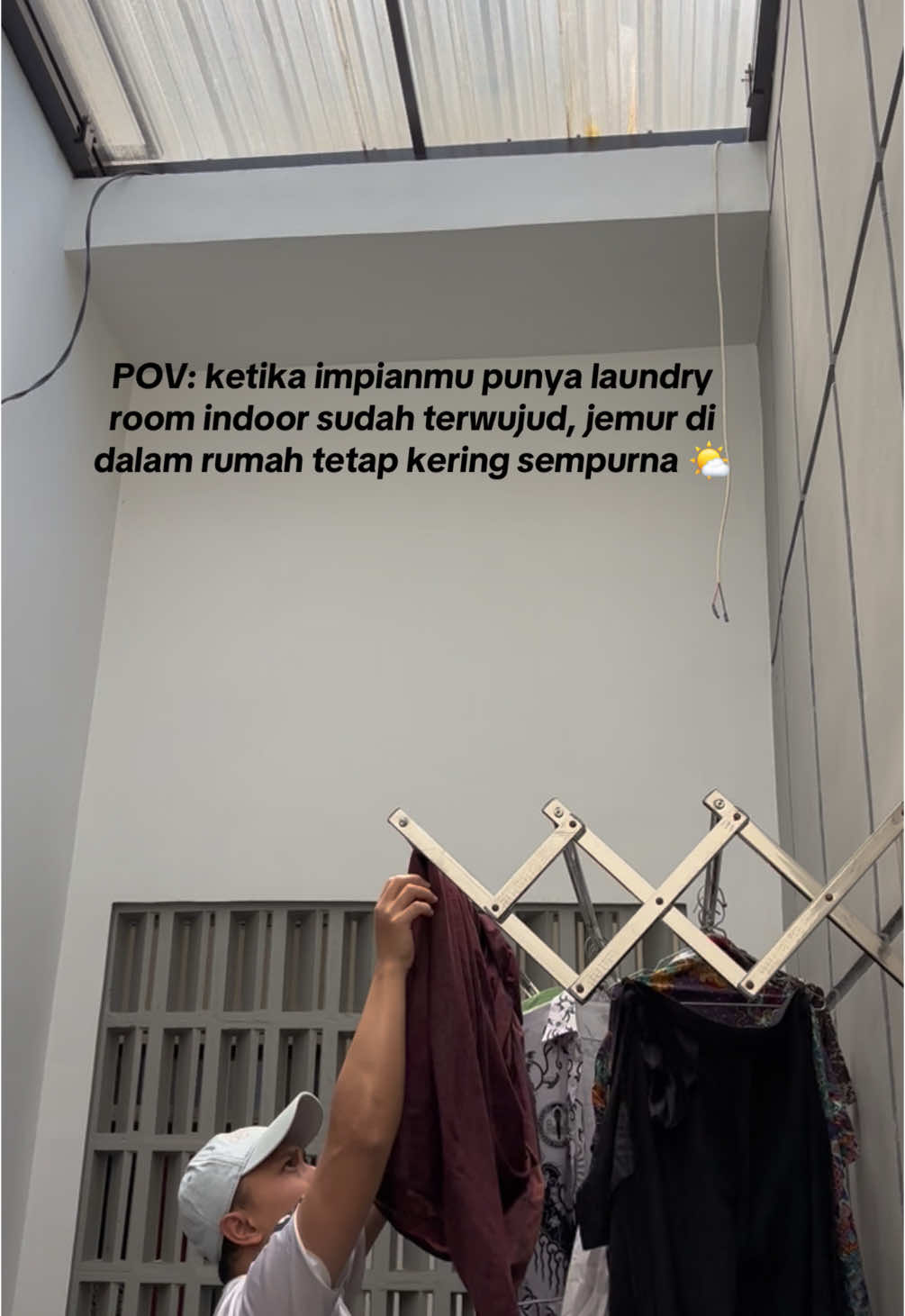 Laundry corner impian 🤍 Kanopi tertutup pun jemuran tetap kering berkat sirkulasi dari roster 🍃 Selain itu, kita pakai jemuran lipat bahan steinless steel 3 baris — muat banyak, bikin laundry room terasa lebih lega dan hemat ruang banget  #homedecor #laundryroomgoals  #jemuranlipatdinding  #laundryroom  #jemuranlipat  #laundryroomindoor 