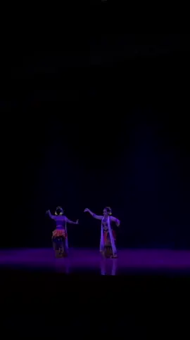 Koreografer : Desmayanti Zahra A. K. P Komposer : Ubaid Ijlal Abrar, S.Sn Judul Karya : Sandhya Kala Sinopsis : Dua anak perempuan kakak beradik tumbuh dengan sifat dan karakter yang sangat berbeda. Sang Kakak memiliki sifat lemah lembut dan mengayomi, sedangkan sang Adik memiliki sifat keras dan sedikit manja. Keduanya tumbuh dengan hubungan saling terbuka. Namun, tanpa disadari keterbukaan itu memantik rasa iri akan apa yang mereka miliki. Sang Kakak yang juga ingin tahu rasanya memiliki sosok kakak yang menjaga dan mengayomi sementara sang Adik ingin menjadi orang yang bisa diandalkan dan tidak dilihat sebagai 