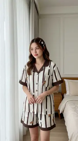ชุดนอนผู้หญิงแฟชั่นน่ารักสไตล์เกาหลี ชุดนอนขาสั้นแขนสั้นลายริ้วสีขาว-น้ำตาล พร้อมปกเสื้อและขอบแขนสีน้ำตาลเข้ม โดดเด่นด้วยลายน้องหมาหรือโบว์เล็ก ๆ น่ารักทั่วตัว เนื้อผ้าใส่สบายระบายอากาศดี เหมาะสำหรับใส่นอนหรือใส่เป็นชุดอยู่บ้าน มีกระเป๋าหน้าอกด้านซ้าย ดีไซน์กระดุมผ่าหน้าครบชุด#ชุดนอน #ชุดนอนแฟชั่น #ชุดนอนผู้หญิง #ชุดนอนขาสั้น #ชุดนอนเกาหลี 