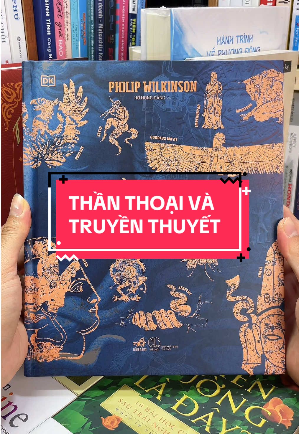 Thần Thoại Và Truyền Thuyết – Khi Cả Thế Giới Huyền Bí Thu Gọn Trong Một Cuốn Sách. Từ đỉnh Olympus của Hy Lạp, dòng sông Nile linh thiêng của Ai Cập đến rừng rậm châu Phi và vùng băng giá Bắc Âu, “Thần Thoại Và Truyền Thuyết” mở ra cánh cửa bước vào thế giới nơi con người, thần linh và quái vật cùng tồn tại trong những câu chuyện kỳ vĩ nhất mà nhân loại từng kể. Với hơn 80 nền văn hóa được tái hiện bằng hình ảnh sống động và thông tin súc tích, cuốn sách là bản đồ toàn cầu của trí tưởng tượng – nơi bạn có thể gặp thần Zeus phóng sét, thần Ra điều khiển mặt trời, hay rồng Nidhogg ẩn sâu trong rễ thế giới. Không chỉ kể chuyện, “Thần Thoại Và Truyền Thuyết” còn hé mở ý nghĩa nhân sinh ẩn sau từng huyền thoại – về niềm tin, khát vọng và nỗi sợ hãi đã định hình văn minh loài người. Sở hữu ngay “Thần Thoại Và Truyền Thuyết” – cuốn bách khoa toàn thư rực rỡ, nơi mỗi trang sách là một hành trình vượt thời gian, để bạn khám phá những câu chuyện đã tạo nên thế giới.#tiemsachbinhyen #BookTok #sach #sachhay #thanthoaivatruyenthuyet 