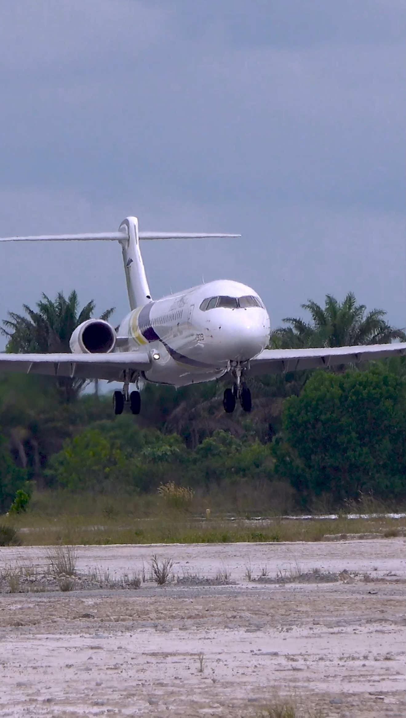 Singkawang Arrival 🛫  Transnusa Airlines 8B5286 Comac C909 PK-TJC Jakarta CGK - Singkawang SKJ @TransNusa Indonesia @SINGKAWANG AIRPORT  #comac #airbus #a330  #planespotting #aviation 