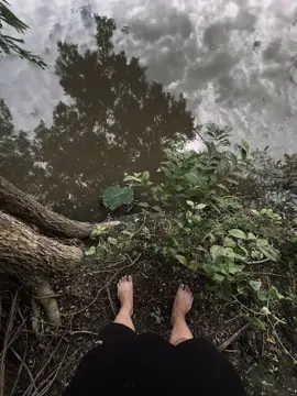 来，最痛的不是失去，而是眼睁睁看着你幸福地牵着别人的手