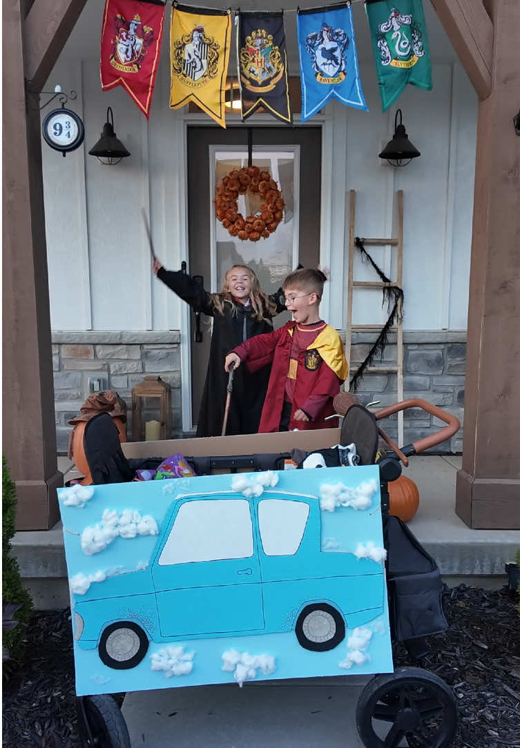 Harry & Hermione are ready to trick or treat in their flying car! Happy Halloween! 🎃  #happyhalloween #halloween2025 #halloweencostume #costumereveal #harrypotter 