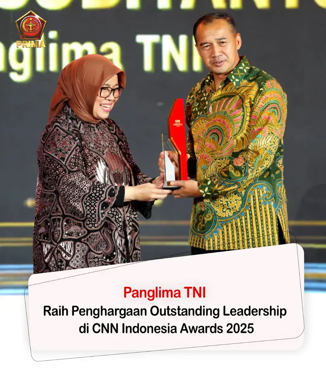 Panglima TNI Raih Penghargaan Outstanding Leadership di CNN Indonesia Awards 2025 (Puspen TNI). Panglima TNI Jenderal TNI Agus Subiyanto meraih penghargaan Outstanding Leadership in Strengthening National Defense and Sovereignty pada ajang CNN Indonesia Awards 2025 yang digelar di Ballroom The Ritz-Carlton, Mega Kuningan, Jakarta, Jumat (31/10/2025). Penghargaan bergengsi tersebut diserahkan secara simbolis kepada Kepala Pusat Penerangan (Kapuspen) TNI Mayjen TNI (Mar) Freddy Ardianzah, yang hadir mewakili Panglima TNI. Panglima TNI Jenderal TNI Agus Subiyanto dinilai berhasil memperkuat pertahanan negara melalui modernisasi sistem persenjataan, peningkatan kesiapsiagaan prajurit, serta sinergi erat dengan Kepolisian RI dalam menjaga stabilitas dan keamanan publik. Dalam kepemimpinannya, Panglima TNI juga berhasil mendorong inisiatif strategis di bidang ketahanan pangan, penanggulangan bencana, dan misi kemanusiaan, yang selaras dengan visi Asta Cita Presiden RI Prabowo Subianto untuk mewujudkan Indonesia yang berdaulat, tangguh, dan berkeadilan sosial. CNN Indonesia Awards tahun ini mengangkat tema “Kolaborasi dan Harmoni Menggapai Asta Cita untuk Negeri”, menegaskan pentingnya sinergi lintas sektor dalam mewujudkan kemajuan bangsa. Melalui penghargaan ini, TNI berharap semangat kolaborasi antarlembaga dan seluruh komponen bangsa terus terjaga serta semakin kokoh dalam mendukung pembangunan nasional dan menjaga kedaulatan negara. #tniprima #tnipatriotnkri #nkrihargamati #tnikuatrakyatbermartabat