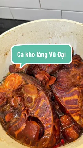 Không có xèng triệu ăn cá kho làng Vũ Đại, thì tự kho nồi cá kiểu làng Vũ Đại có hơn trăm cành hoa . Ta nói mưa gió có món này với đĩa rau luộc thôi là vét sạch nồi cơm #mesausoc #cakhongon #cakholangvudai #MaBay #xh