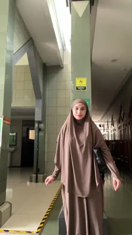 bisa banget di pake untuk shalat jadi gaperlu pakai mukena karena nutup smua nya, jangan lupa pake kaos kaki yahh🌸