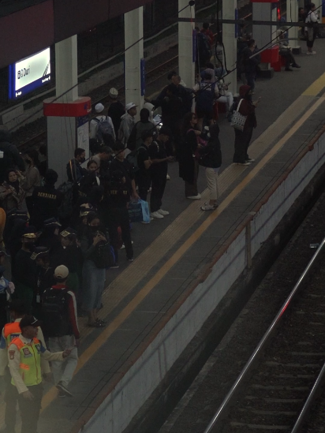 Transit di Stasiun!!!  #suarasoares #jakarta #videostorytelling #fyp 