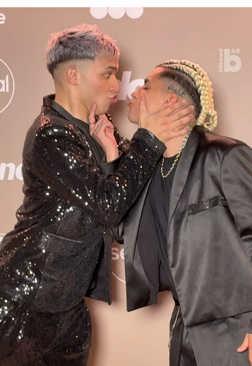 Y HOY LE PIDO A MIS SUEÑOS QUE REGRESE LA MOSKA 💔 @ROZE OFICIAL🌹 en la alfombra dorada de los @Premios Ídolo Argentina 🏆  #roze #tujardinconenanitos #mernosketti 