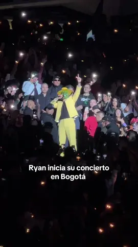 Con disfraz de la máscara, @RYAN CASTRO inicia su concierto en Bogotá #ryancastro #sende #concierto #conciertoenvivo 