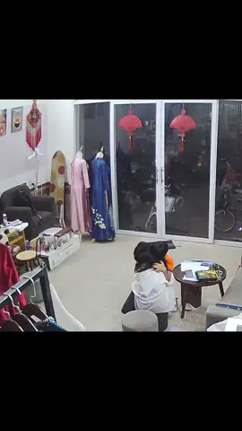 Mẹ bảo đi học 1 hôm thôi mà sợ nhớ mẹ nhõng nhẽo cỡ này, tc nhưng thấy khách vào ngại, bật dậy nhanh thế 🤣 #mylove #mysoul #myson #Love 