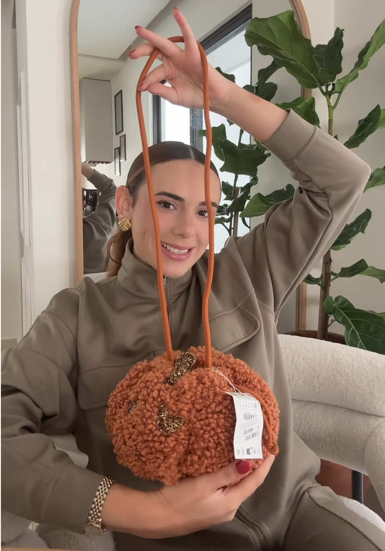 Les grabé ya después de pedir dulces jajaja esa pintura blanca ya había pasado unas cuantas lagrimas y tallones. La neta me lo imaginé mejor pero no me dejó pintarla mucho ni ponerle el moño gigante 🙊 se hizo lo que se pudoo