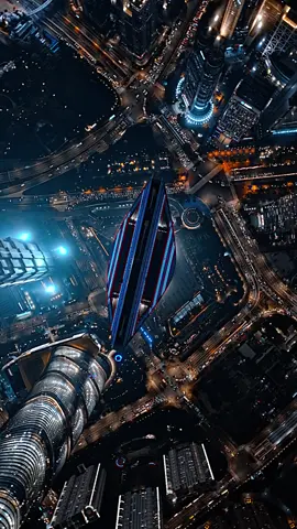 Một giếng trời ẩn trên đỉnh một tòa nhà chọc trời?! Đột nhiên, trạng thái không trọng lượng và một cơn lốc xoáy rơi xuống từ độ cao 492 mét giữa những đám mây.#skyscraper #architecture #droneshots 