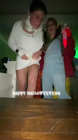 I couldn’t hear at all but somehow managed to perfectly lip sync#halloweencostume#halloweekend