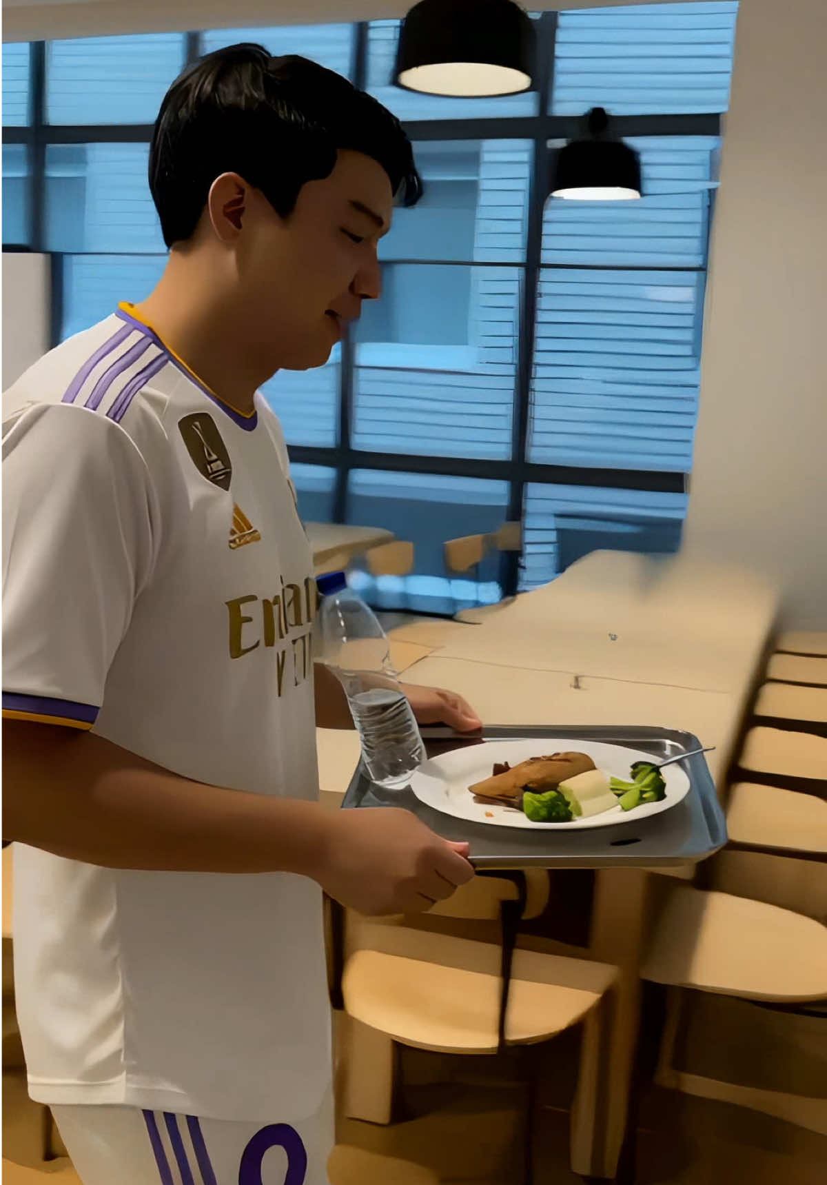 Bữa ăn đầu tiên tại real Madrid #anhhao68kiengiang #bongdavietnam #bongdaphui #emconnhieuthieusot #bongda24h #thethao #xuhuongbongda #fusanvietnam #daphui #bongda #realmadrid 
