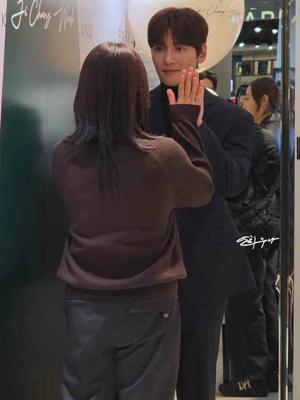 aduuhhh...mbakkk🤭😍 Dia patung yang luar biasa~😍 2025.11.01 cr @yonhee1052 #jichangwook #parkland 