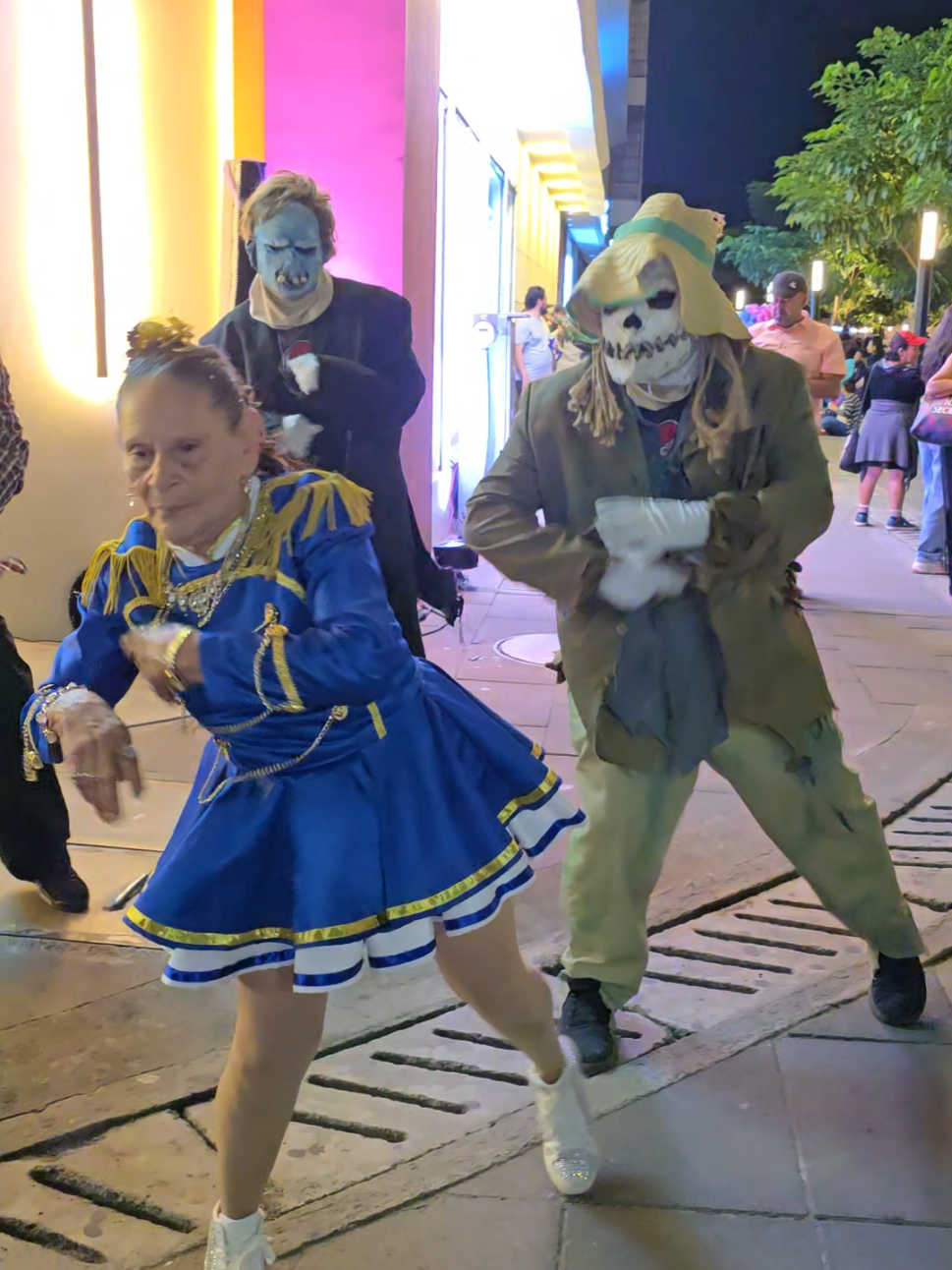 anda con todo mi tía #walloween 