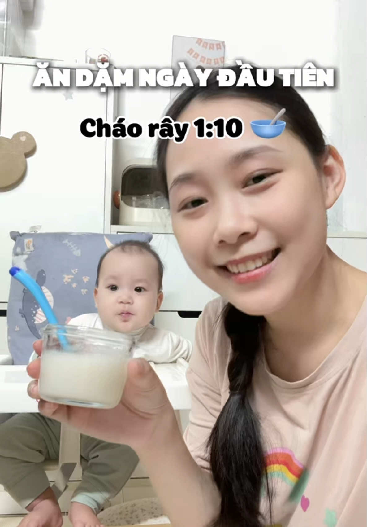 Ăn dặm ngày đầu tiên tiên  Cháo rây 1:10, các mom cho thêm một miếng táo nhỏ để tạo độ ngọt cho cháo nha #andamcungbe #samdoandam #dungcuandamchobe #mevabe 