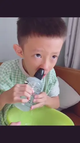 BỘ XỊT RỬA MŨI NEILMED SINUS RINSE 250 gói muối nhập Mỹ 🇺🇸  Giá: 790.000₫/ set gồm 2 bình nhựa bóp - 1 bình xịt thuốc - 250 gói muối.  ✅Bộ nước muối rửa mũi Neilmed Sinus Rinse (250 gói) là sản phẩm tinh khiết, dùng để hòa chung với nước lọc để tạo ra dung dịch tiệt trùng an toàn. Dùng dung dịch nước pha muối neilmed để rửa mũi sẽ giúp làm sạch mũi, bài tiết hết dịch nhầy trong mũi và giảm nghẹt mũi hay chảy mũi do viêm mũi dị ứng. - Sản phẩm dùng chung với bình rửa mũi NeilMed thì sẽ phát huy tác dụng tốt nhất. Cũng có thể pha thành dung dịch muối sinh lý và dùng chung với các dụng cụ rửa mũi khác. - Đây là sản phẩm được khuyên dùng hàng đầu bởi bác sĩ chuyên khoa hô hấp tại Mỹ. Đây là sản phẩm thuốc trị sổ mũi cho trẻ rất tốt và cũng có thể sử dụng cho người lớn. ✅Ưu điểm sản phẩm 👉🏻Muối rửa mũi neilmed có thành phần tinh khiết đến 99% 👉🏻Không chứa chất bảo quản, iot và gluten an toàn cho bé 👉🏻An toàn khi sử dụng cho bà bầu và sau khi phẫu thuật xoang 👉🏻Có thể sử dụng hàng ngày để vệ sinh mũi họng bé 👉🏻Từng gói nhỏ nước rửa mũi neilmed có thể đem theo khi đi du lịch ✅Tác dụng của gói nước muối rửa mũi Neilmed Sinus Rinse Kết hợp sử dụng với bình rửa mũi để giảm triệu chứng viêm xoang, chảy mũi, nghẹt mũi do cảm lạnh 👉👉👉 Hdsd thuốc cho trẻ Lấy 1 lượng nước vừa đủ ( khoảng 240ml hoặc tùy vào dung tích của bình) vào bình rửa mũi, có thể lấy nước đun sôi để nguội hoặc còn ấm, hòa với 1 gói muối rửa mũi neilmed sinus rinse để tạo ra dung dịch nước muối neilmed vô trùng. Lắc đều dung dịch nước và bơm rửa mũi. #neilmed #ruamui #muoiruamui #ruamuichobe 