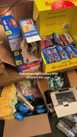 this is your sign to either donate or volunteer with your local mutual aid this holiday season! With such uncertainty at this time, if you’re in a position to give back, this is a great way to do so!  #givingback #snapbenefits #halloween2025 #fyp #christmasgiftideas 