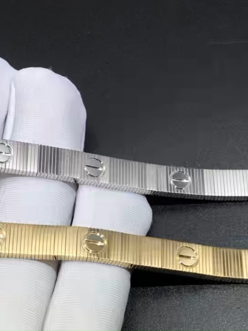 Flexible 18k gold bracelet for women and men . . . . . #bracelet #bangle #finejewelry #menbracelet #jewelry #18kjewelry #womenbracelets #handmadejewelrydesign #menjewelry #brushedbracelet #tljeweley