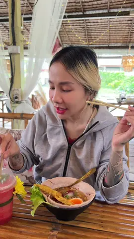 พาเมย์มานั่งกินก๋วยเตี๋ยว