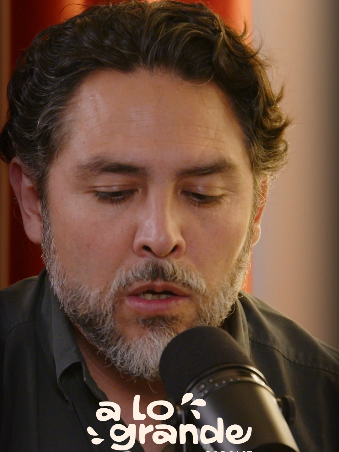 Los cosméticos pueden ser potentes disruptores hormonales. Aprende a identificarlos antes de que dañen tu salud. Para descubrir las apps que revelan su toxicidad. Mira el episodio completo en nuestro canal de YouTube. #alograndepodcast #mariangamboa #doctorgoosen #disruptoreshormonales #cosmeticosnaturales #saludhormonal #toxicfree #cuidopersonal